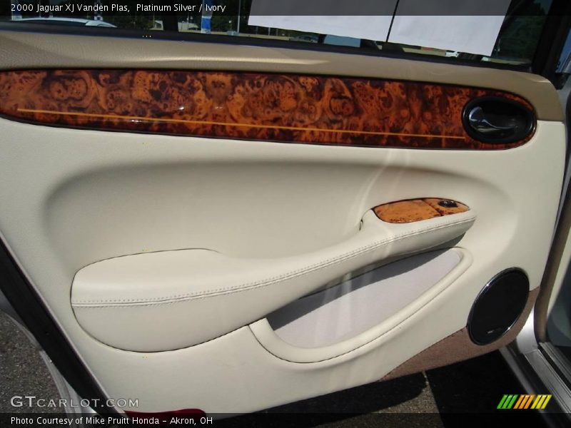 Platinum Silver / Ivory 2000 Jaguar XJ Vanden Plas