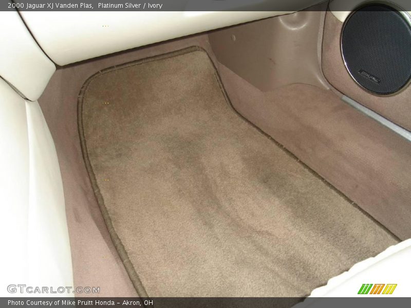 Platinum Silver / Ivory 2000 Jaguar XJ Vanden Plas
