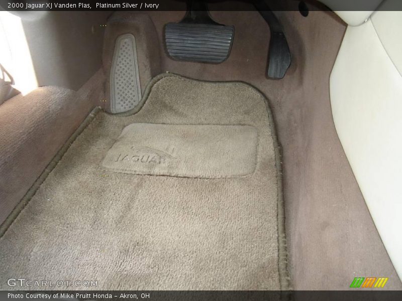 Platinum Silver / Ivory 2000 Jaguar XJ Vanden Plas