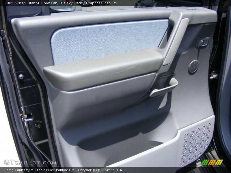 Galaxy Black / Graphite/Titanium 2005 Nissan Titan SE Crew Cab