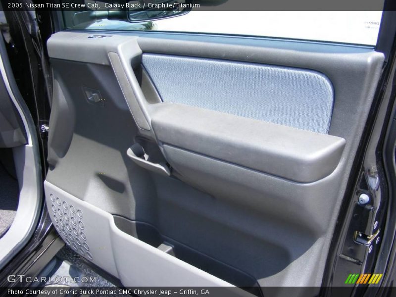 Galaxy Black / Graphite/Titanium 2005 Nissan Titan SE Crew Cab