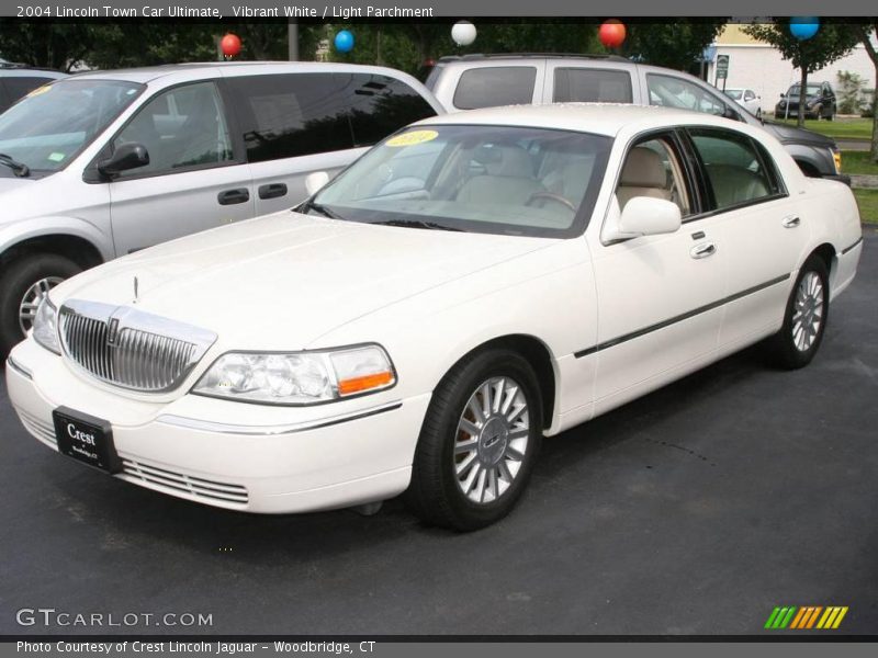 Vibrant White / Light Parchment 2004 Lincoln Town Car Ultimate