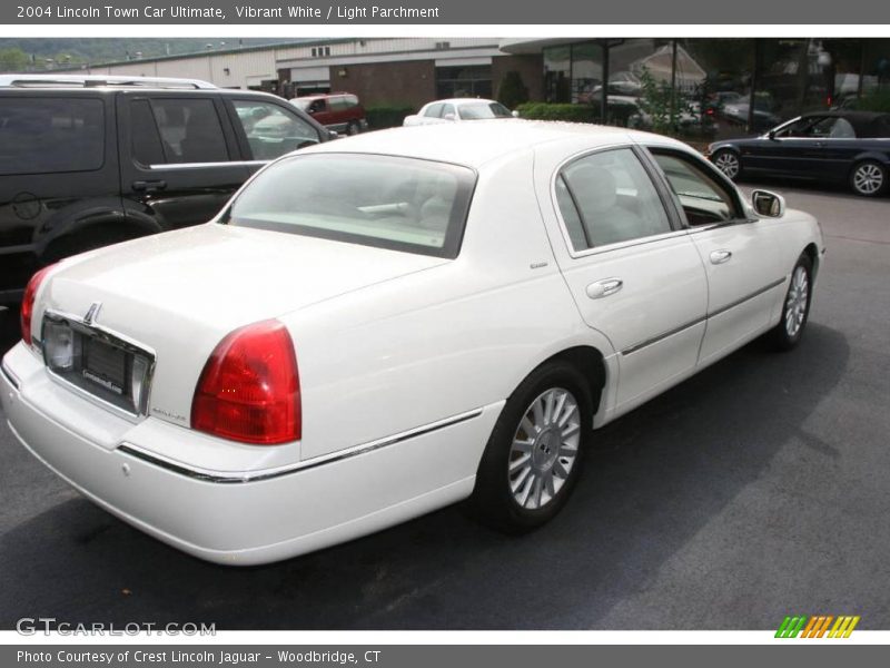 Vibrant White / Light Parchment 2004 Lincoln Town Car Ultimate