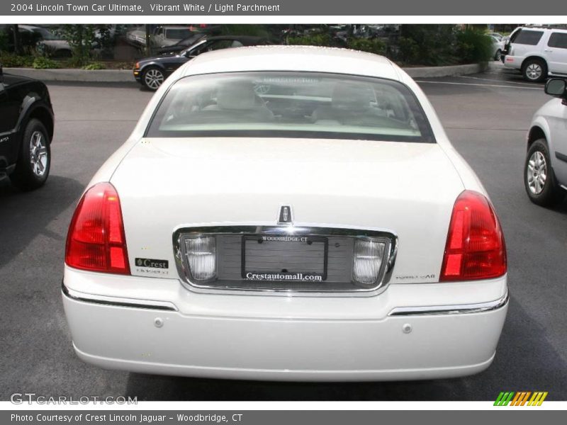 Vibrant White / Light Parchment 2004 Lincoln Town Car Ultimate