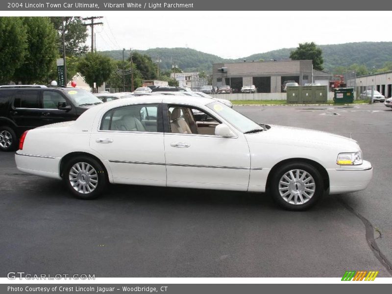 Vibrant White / Light Parchment 2004 Lincoln Town Car Ultimate