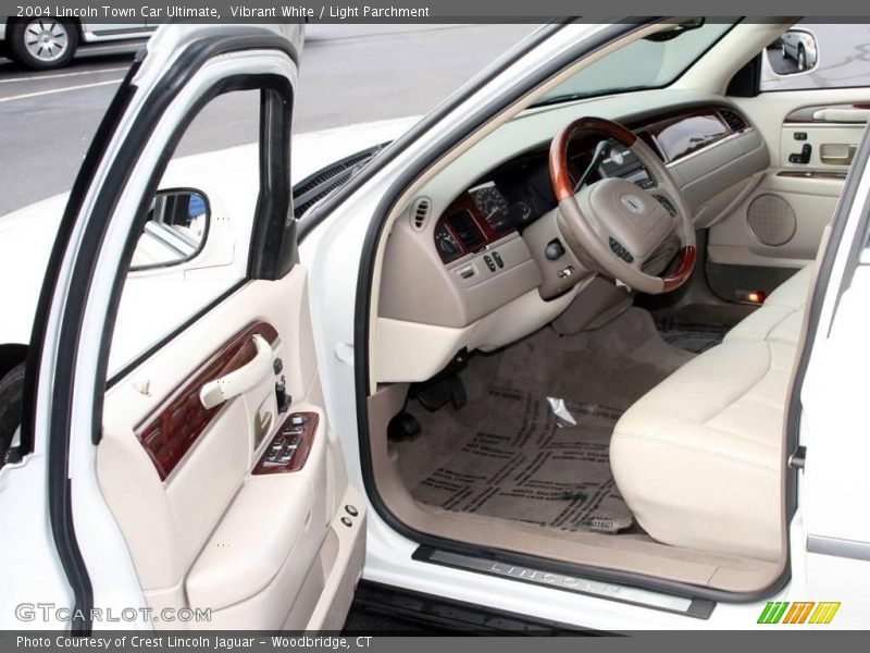 Vibrant White / Light Parchment 2004 Lincoln Town Car Ultimate