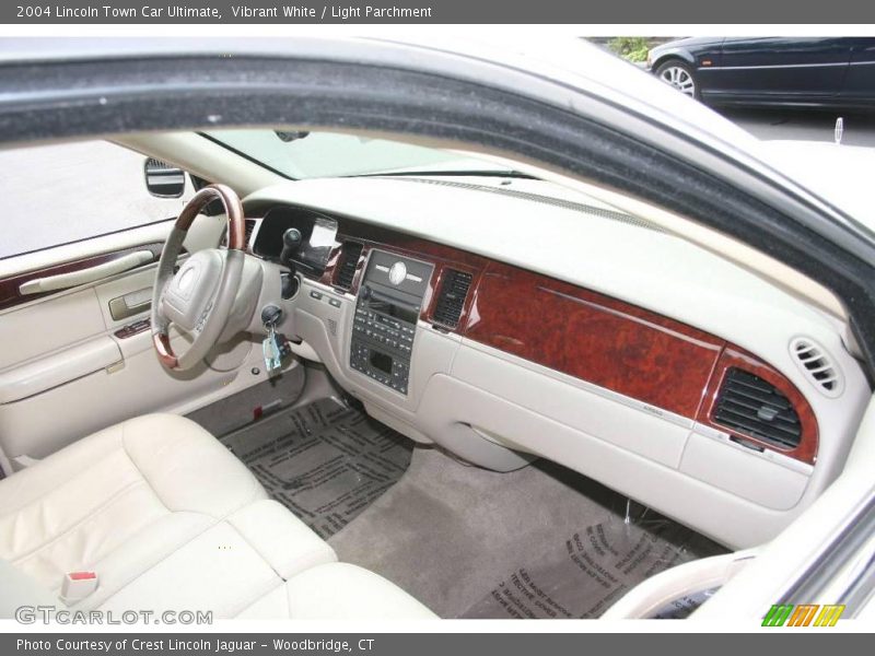 Vibrant White / Light Parchment 2004 Lincoln Town Car Ultimate