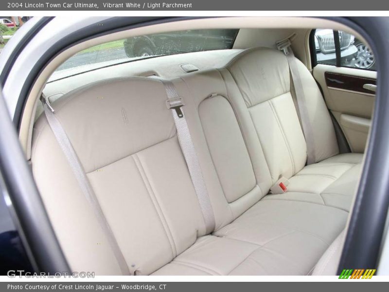 Vibrant White / Light Parchment 2004 Lincoln Town Car Ultimate