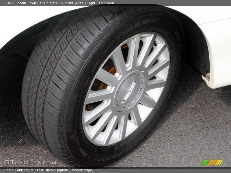 Vibrant White / Light Parchment 2004 Lincoln Town Car Ultimate