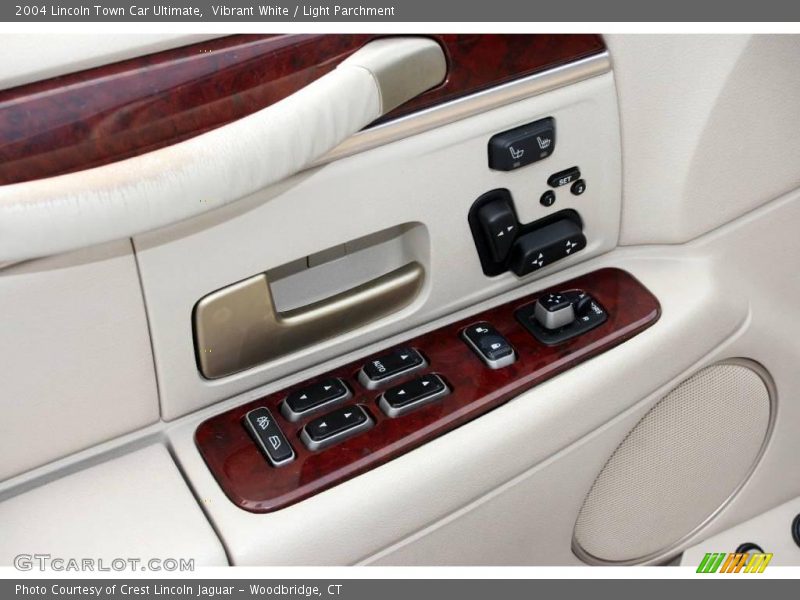 Vibrant White / Light Parchment 2004 Lincoln Town Car Ultimate