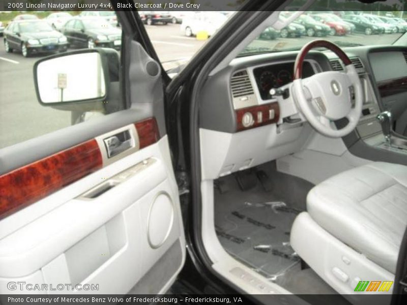 Black Clearcoat / Dove Grey 2005 Lincoln Navigator Luxury 4x4