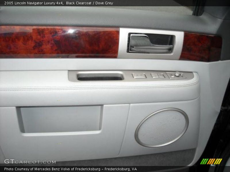 Black Clearcoat / Dove Grey 2005 Lincoln Navigator Luxury 4x4