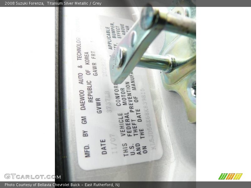 Titanium Silver Metallic / Grey 2008 Suzuki Forenza