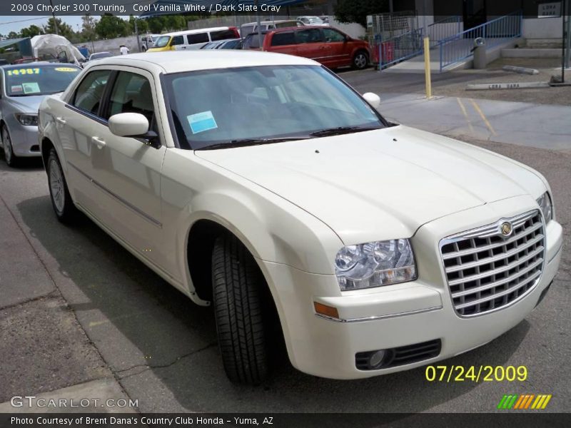 Cool Vanilla White / Dark Slate Gray 2009 Chrysler 300 Touring