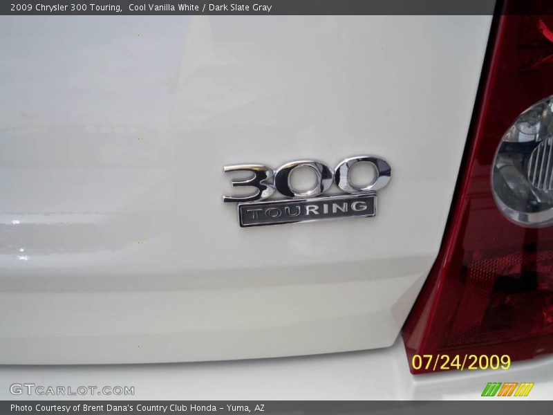 Cool Vanilla White / Dark Slate Gray 2009 Chrysler 300 Touring