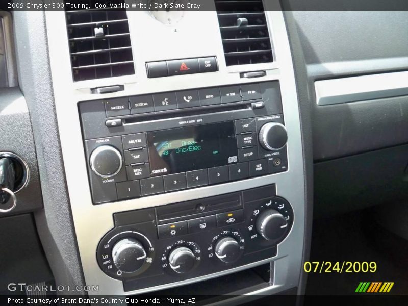 Cool Vanilla White / Dark Slate Gray 2009 Chrysler 300 Touring