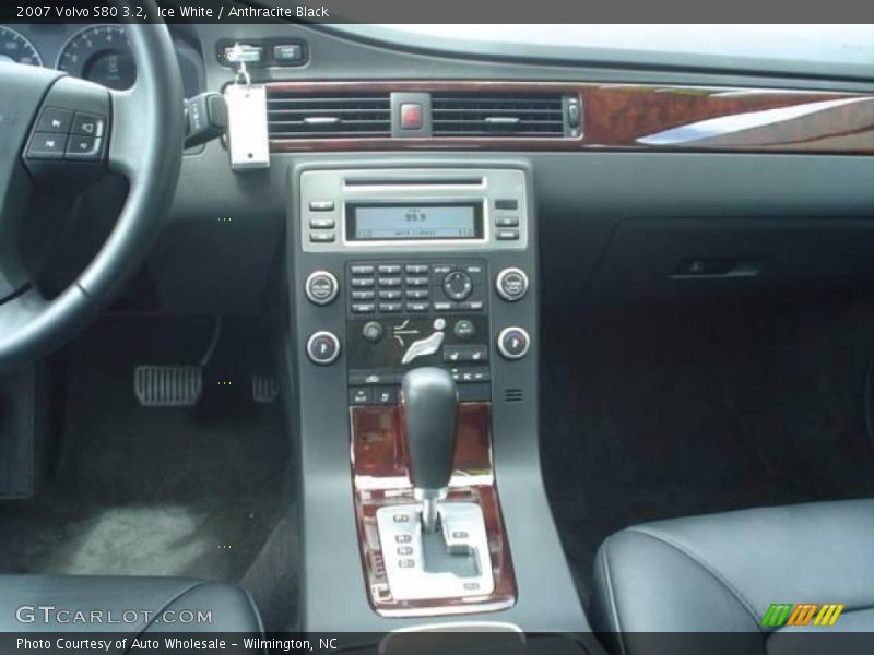 Ice White / Anthracite Black 2007 Volvo S80 3.2