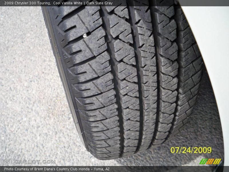 Cool Vanilla White / Dark Slate Gray 2009 Chrysler 300 Touring