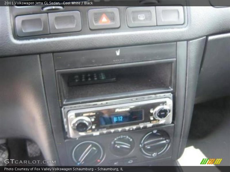 Cool White / Black 2001 Volkswagen Jetta GL Sedan