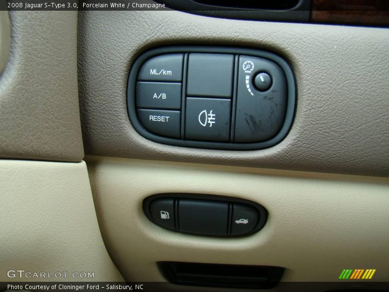 Porcelain White / Champagne 2008 Jaguar S-Type 3.0