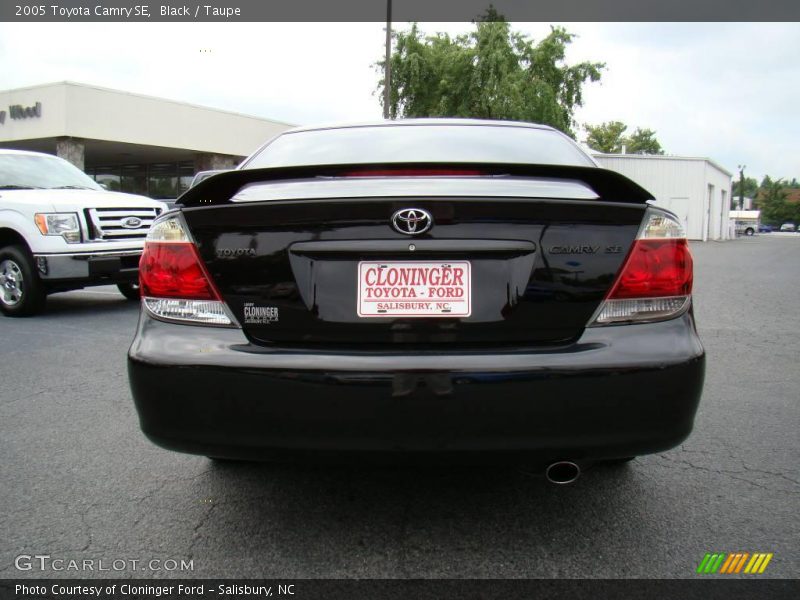 Black / Taupe 2005 Toyota Camry SE