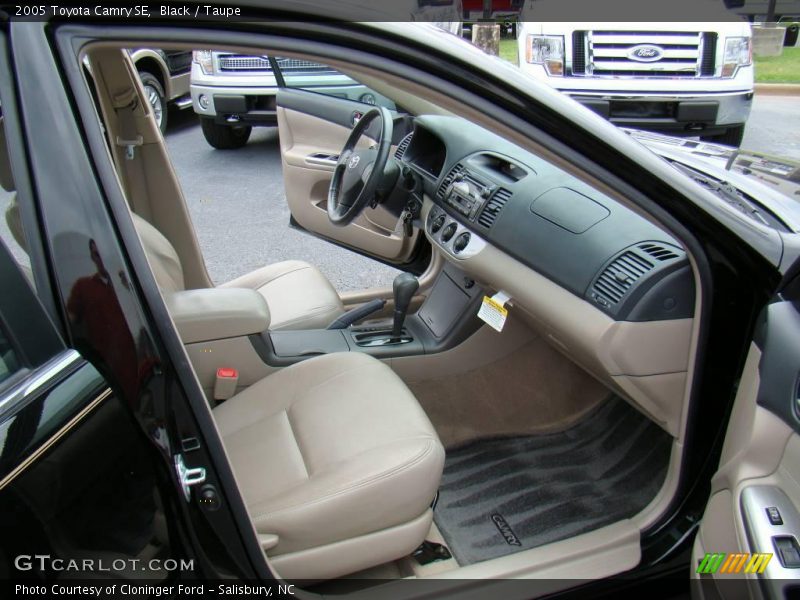 Black / Taupe 2005 Toyota Camry SE