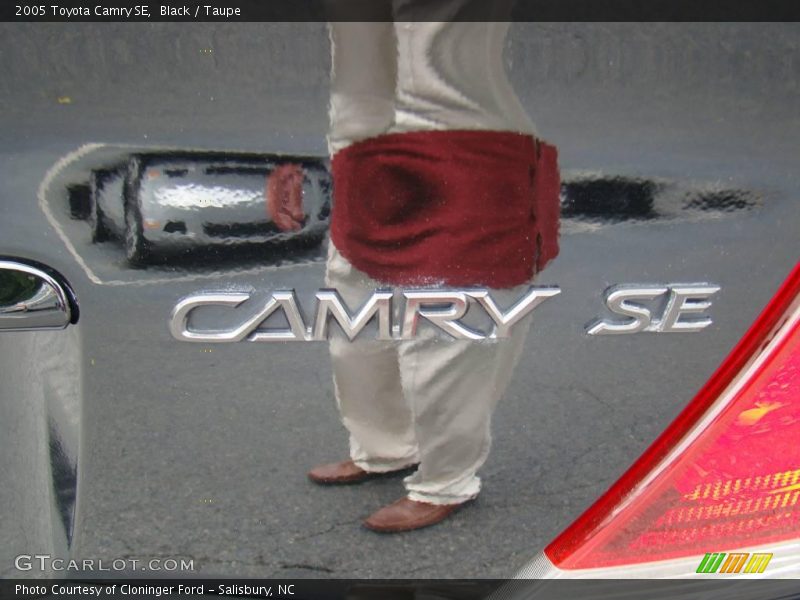 Black / Taupe 2005 Toyota Camry SE