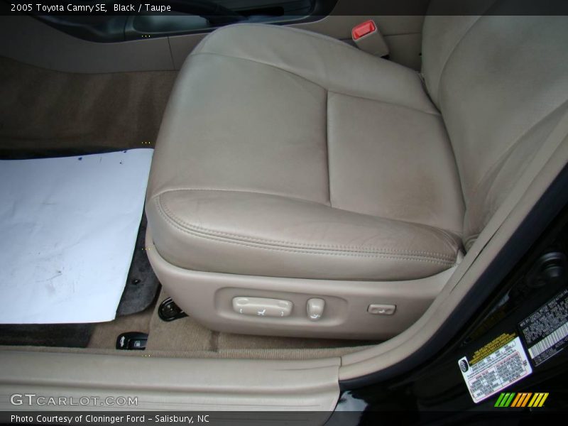 Black / Taupe 2005 Toyota Camry SE