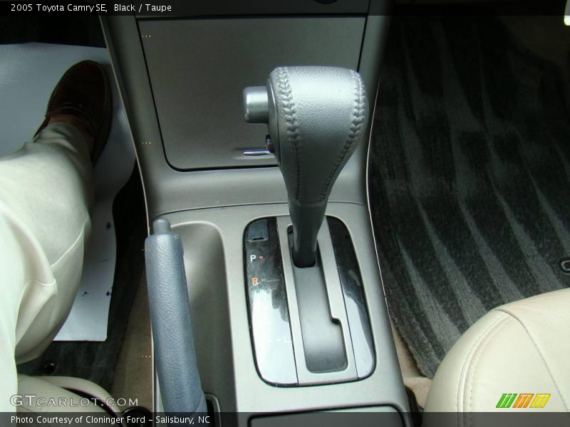 Black / Taupe 2005 Toyota Camry SE