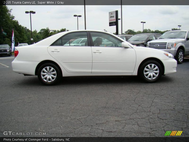 Super White / Gray 2005 Toyota Camry LE