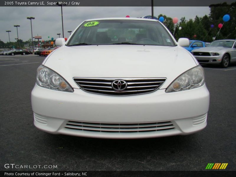 Super White / Gray 2005 Toyota Camry LE
