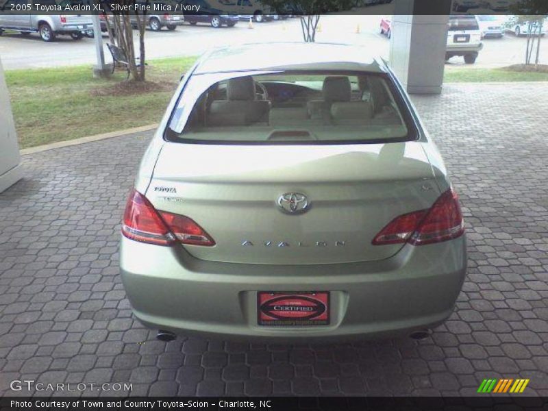 Silver Pine Mica / Ivory 2005 Toyota Avalon XL
