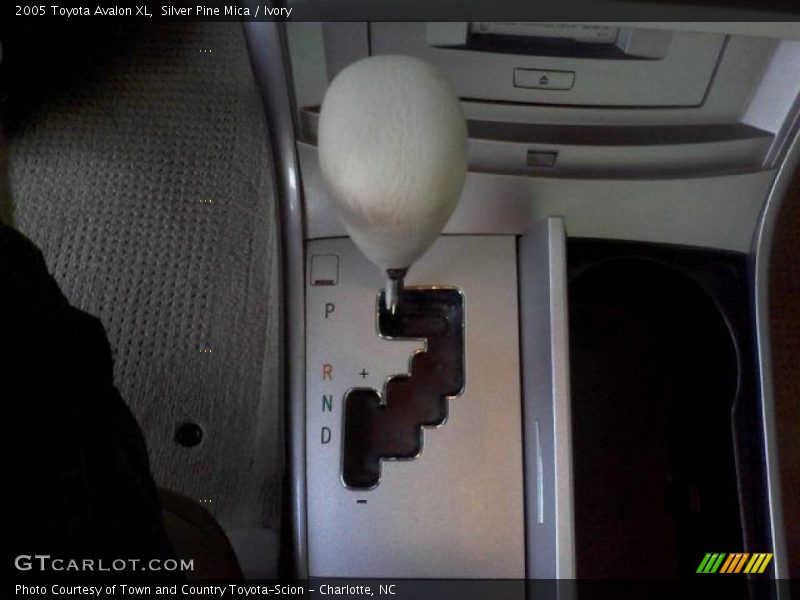 Silver Pine Mica / Ivory 2005 Toyota Avalon XL