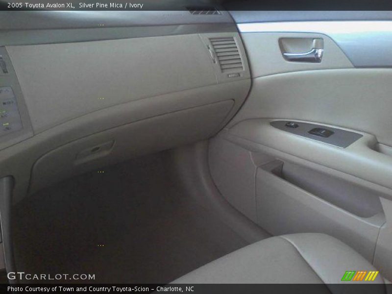 Silver Pine Mica / Ivory 2005 Toyota Avalon XL