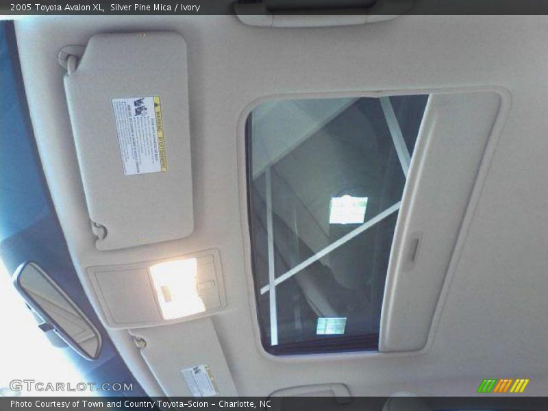 Silver Pine Mica / Ivory 2005 Toyota Avalon XL