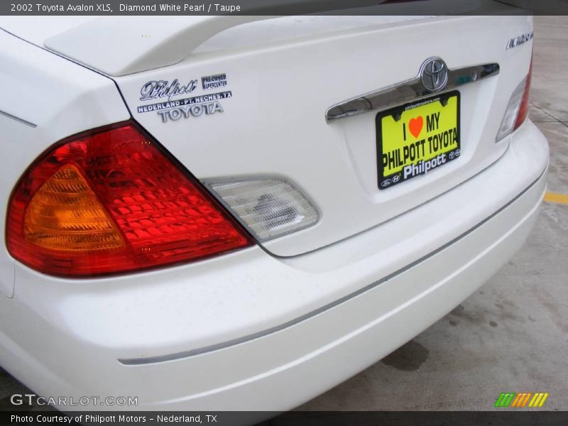 Diamond White Pearl / Taupe 2002 Toyota Avalon XLS