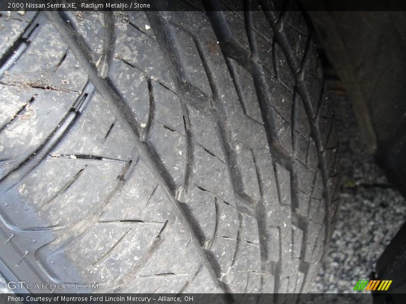 Radium Metallic / Stone 2000 Nissan Sentra XE
