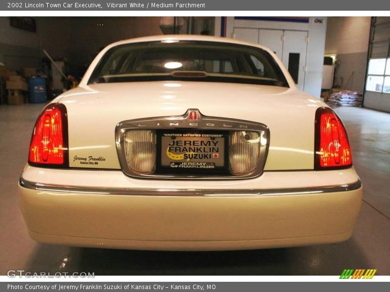 Vibrant White / Medium Parchment 2002 Lincoln Town Car Executive