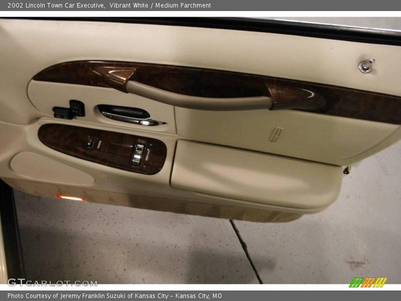 Vibrant White / Medium Parchment 2002 Lincoln Town Car Executive