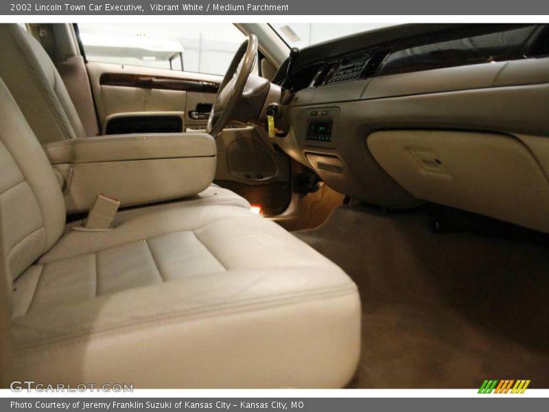 Vibrant White / Medium Parchment 2002 Lincoln Town Car Executive