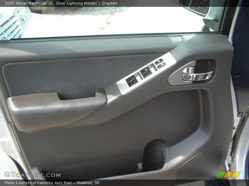 Silver Lightning Metallic / Graphite 2005 Nissan Pathfinder SE