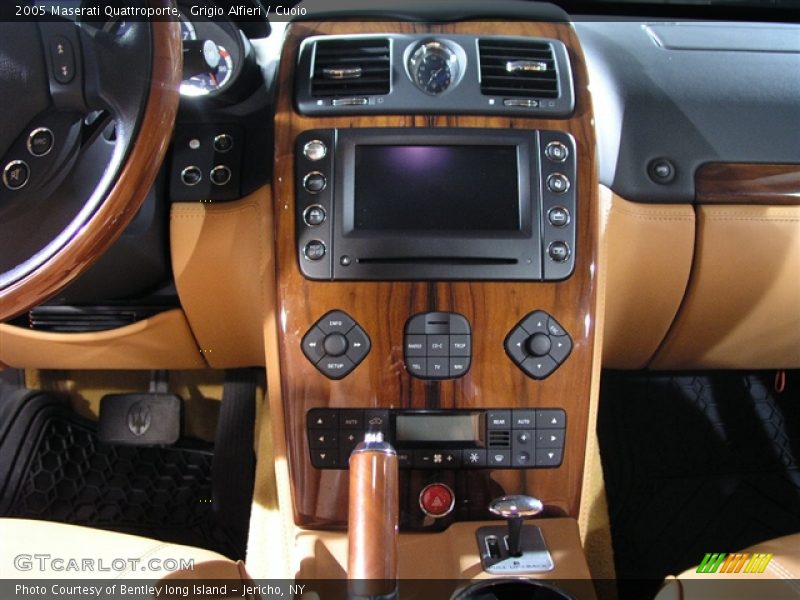 Grigio Alfieri / Cuoio 2005 Maserati Quattroporte