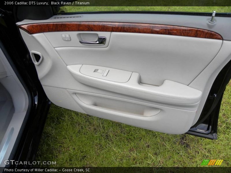 Black Raven / Titanium 2006 Cadillac DTS Luxury