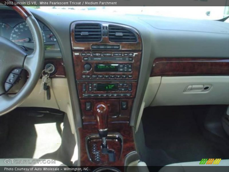 White Pearlescent Tricoat / Medium Parchment 2002 Lincoln LS V8