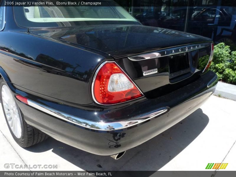 Ebony Black / Champagne 2006 Jaguar XJ Vanden Plas