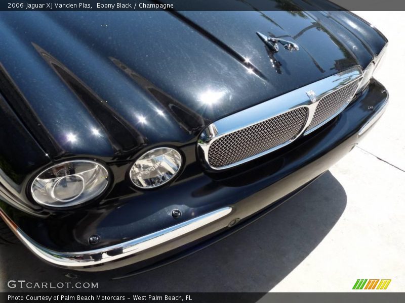 Ebony Black / Champagne 2006 Jaguar XJ Vanden Plas