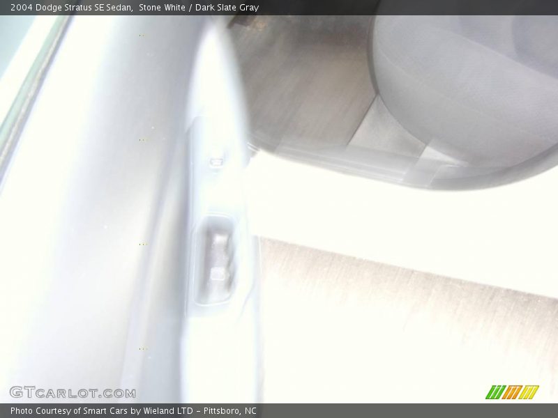 Stone White / Dark Slate Gray 2004 Dodge Stratus SE Sedan