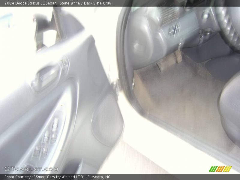 Stone White / Dark Slate Gray 2004 Dodge Stratus SE Sedan