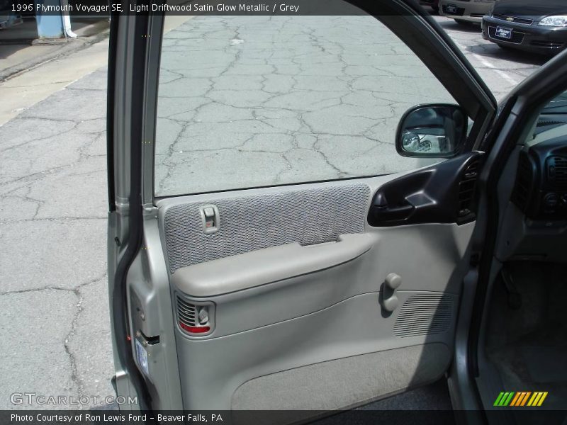 Light Driftwood Satin Glow Metallic / Grey 1996 Plymouth Voyager SE