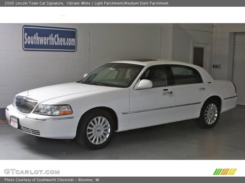 Vibrant White / Light Parchment/Medium Dark Parchment 2005 Lincoln Town Car Signature